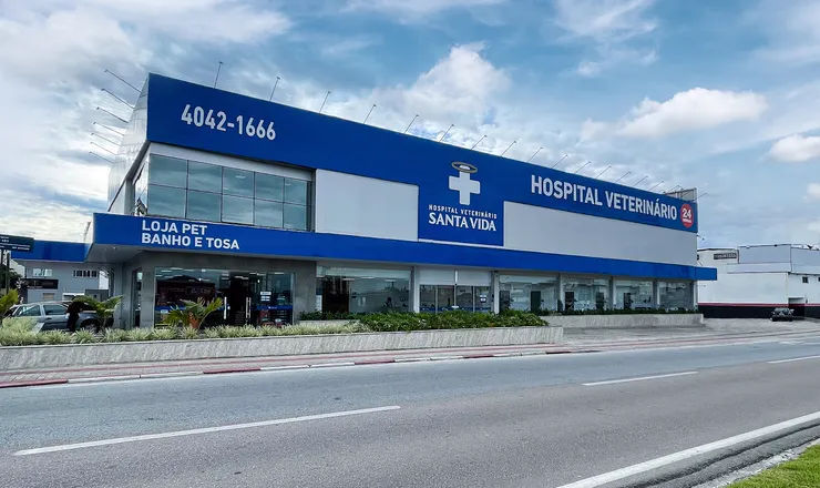 Fachada do Hospital Veterinário Santa Vida na marginal da BR-101
